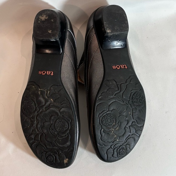 TAOS Sz 9 Samba Velcro Closure Low Heel Rounded Toe Metallic Sandals Shoes - Picture 10 of 10